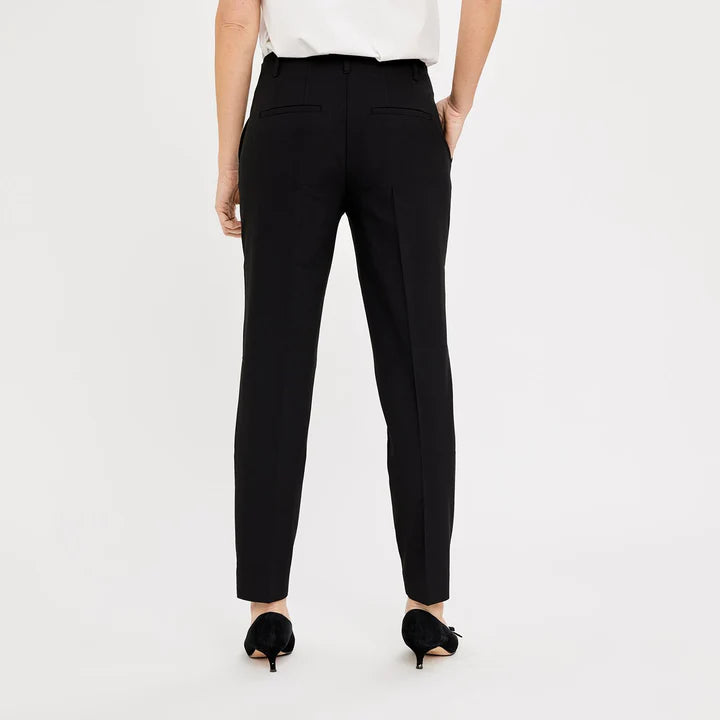Julia 285, Black