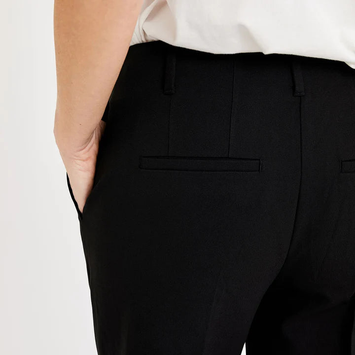 Julia 285, Black