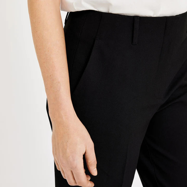 Julia 285, Black