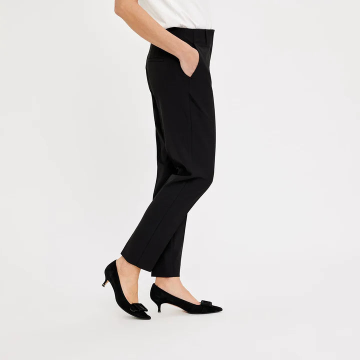 Julia 285, Black