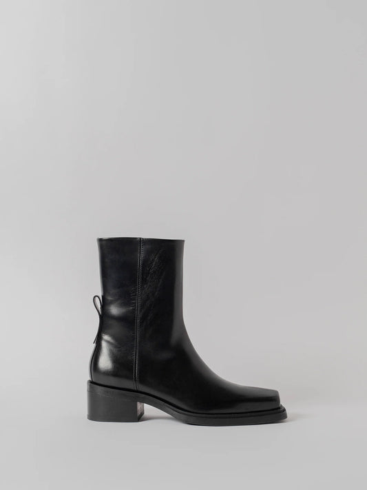 The Hedda, Black