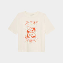 Ladda upp bild till gallerivisning, T-shirt Vadstena Slow Down, Off White
