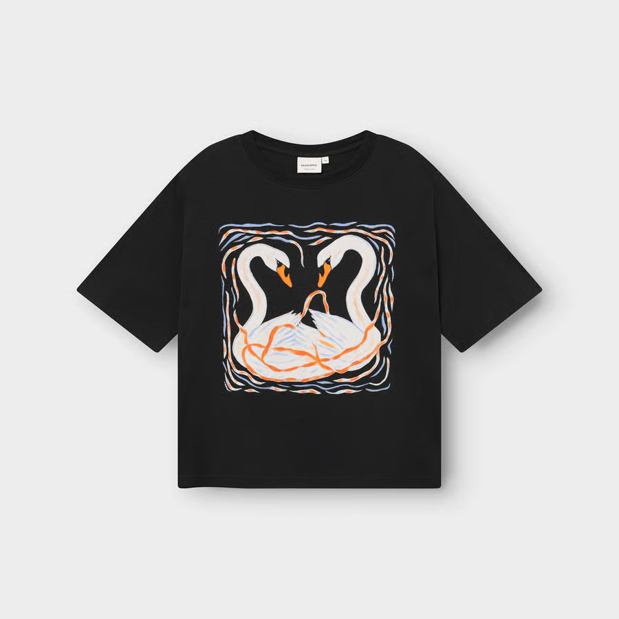 T-shirt Vadstena Painted Swans Black, Dedicated, Såininorden