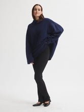 Ladda upp bild till gallerivisning, Soft Sweater, Deep Navy
