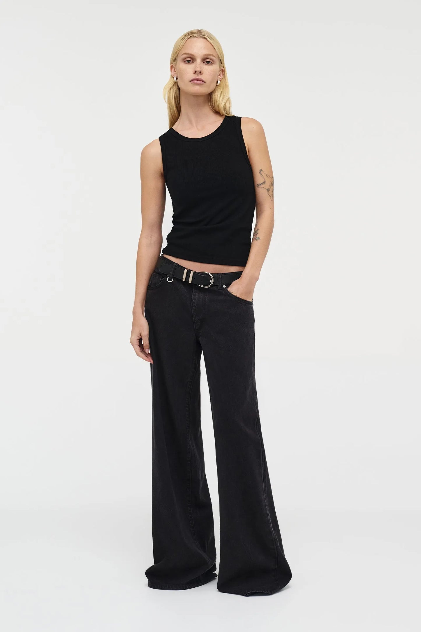 Milla Wide, Blackout