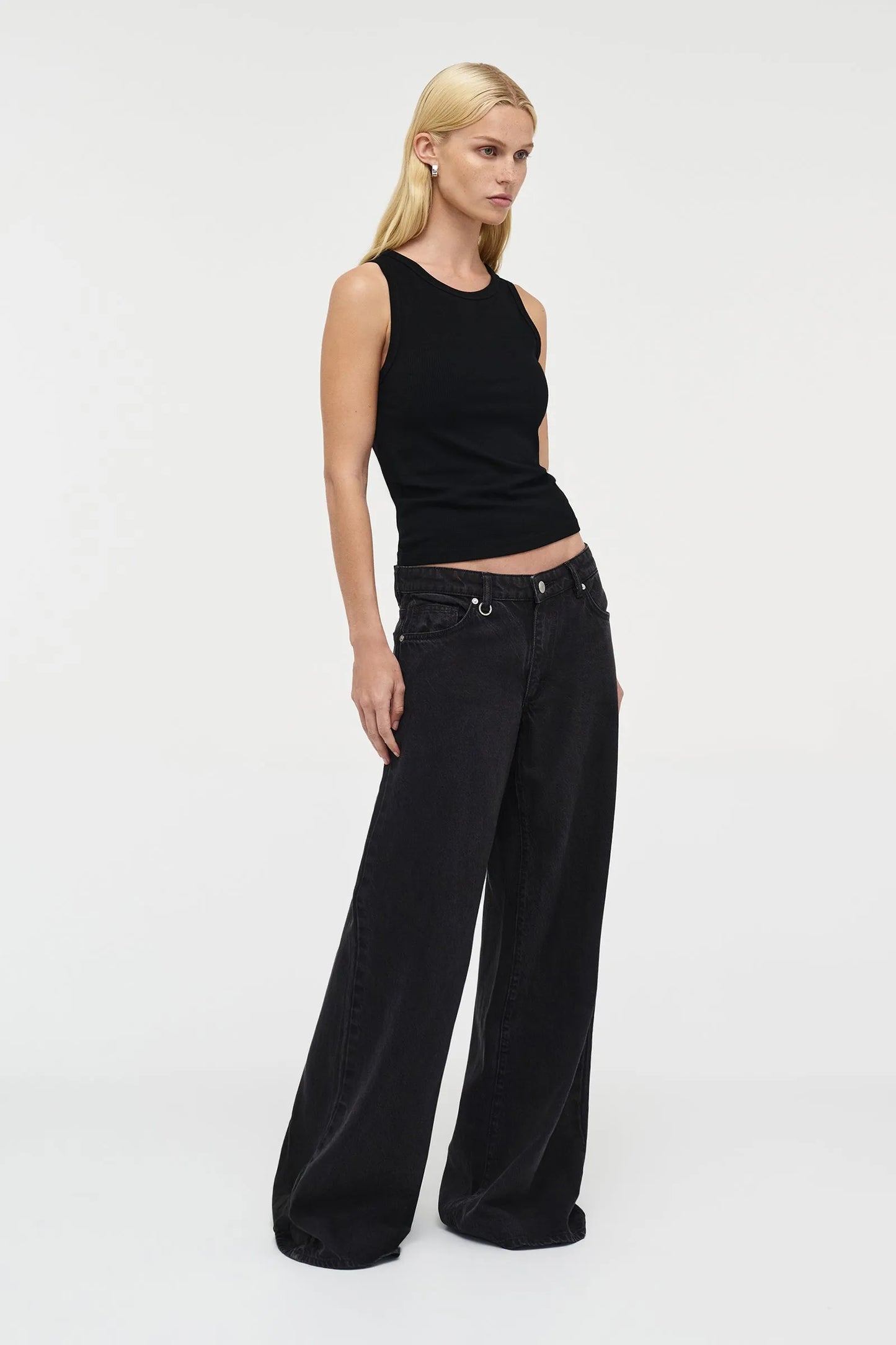 Milla Wide, Blackout