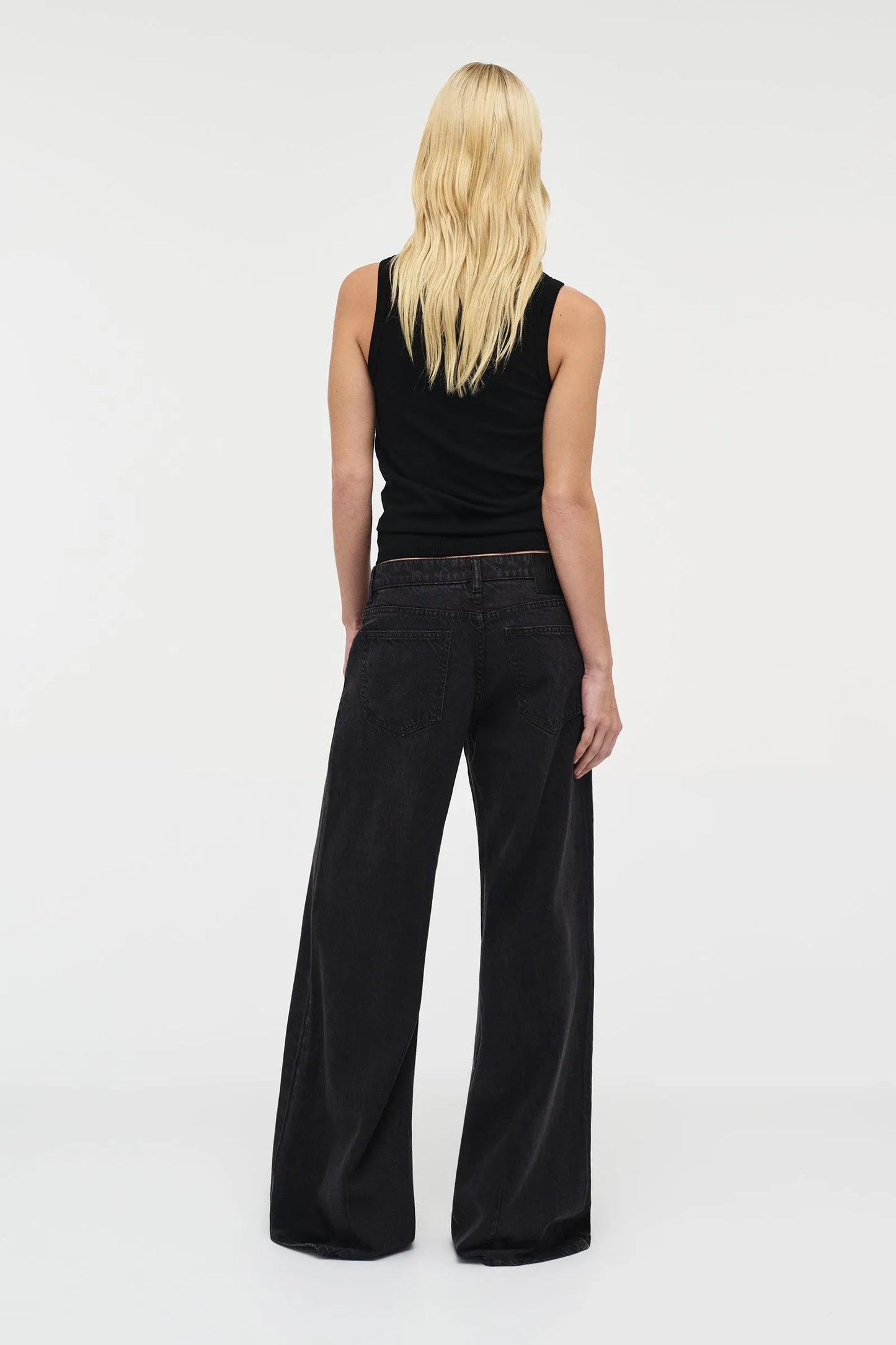 Milla Wide, Blackout