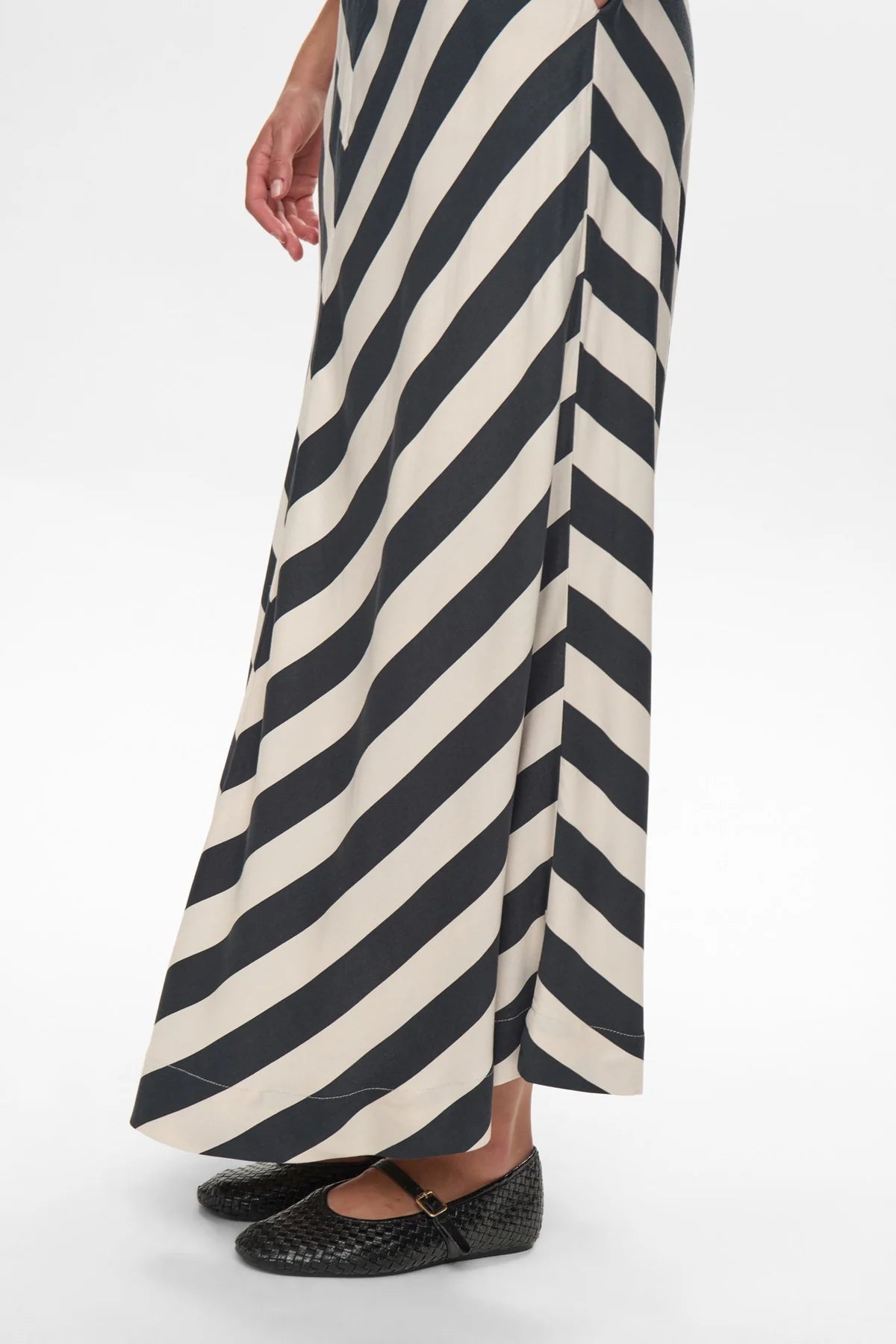 Numinzu Skirt, Caviar
