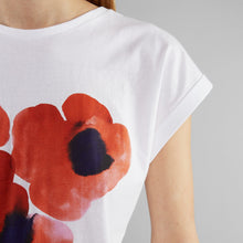 Ladda upp bild till gallerivisning, T-shirt Visby Stina Poppies, White
