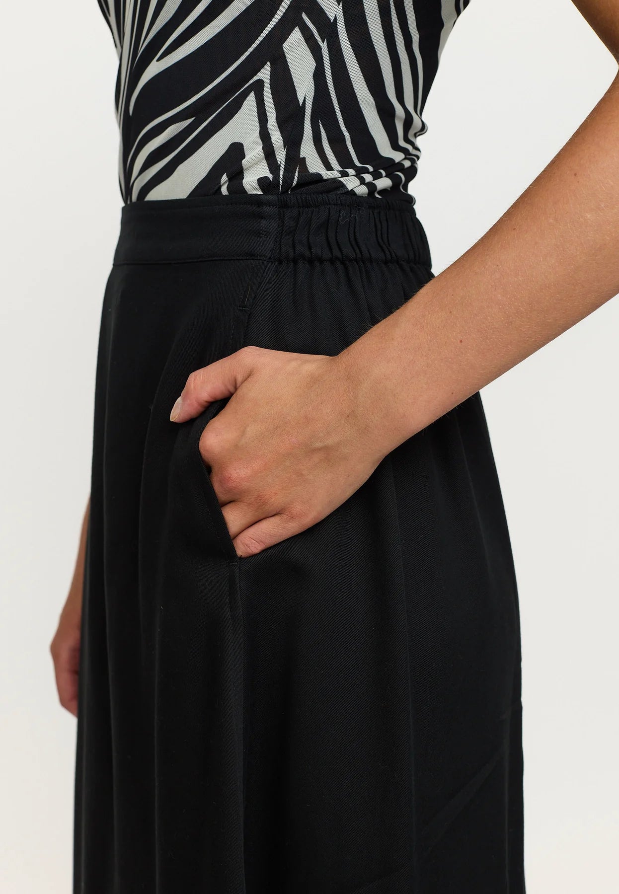 SRStormy Midi Skirt, Black