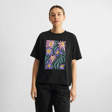 Ladda upp bild till gallerivisning, T-shirt Vadstena Daisy Block, Black
