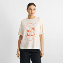 Ladda upp bild till gallerivisning, T-shirt Vadstena Slow Down, Off White
