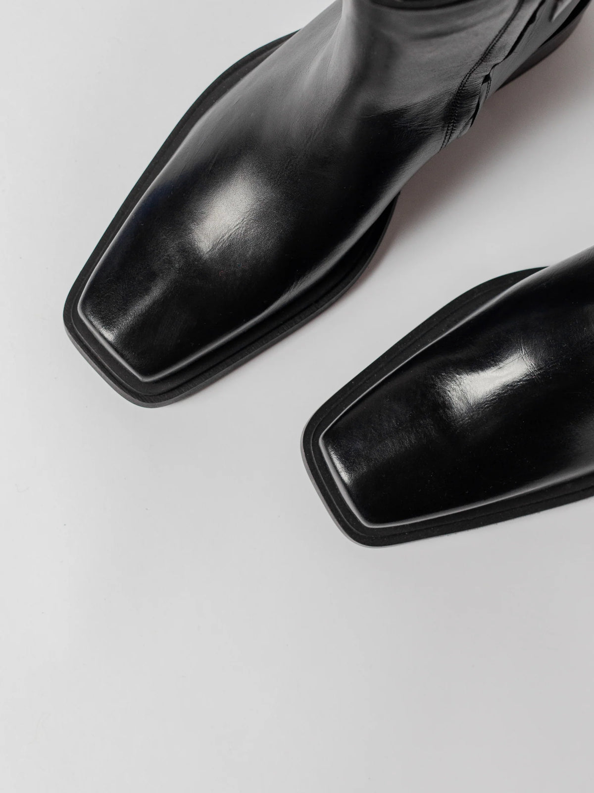 The Hedda, Black