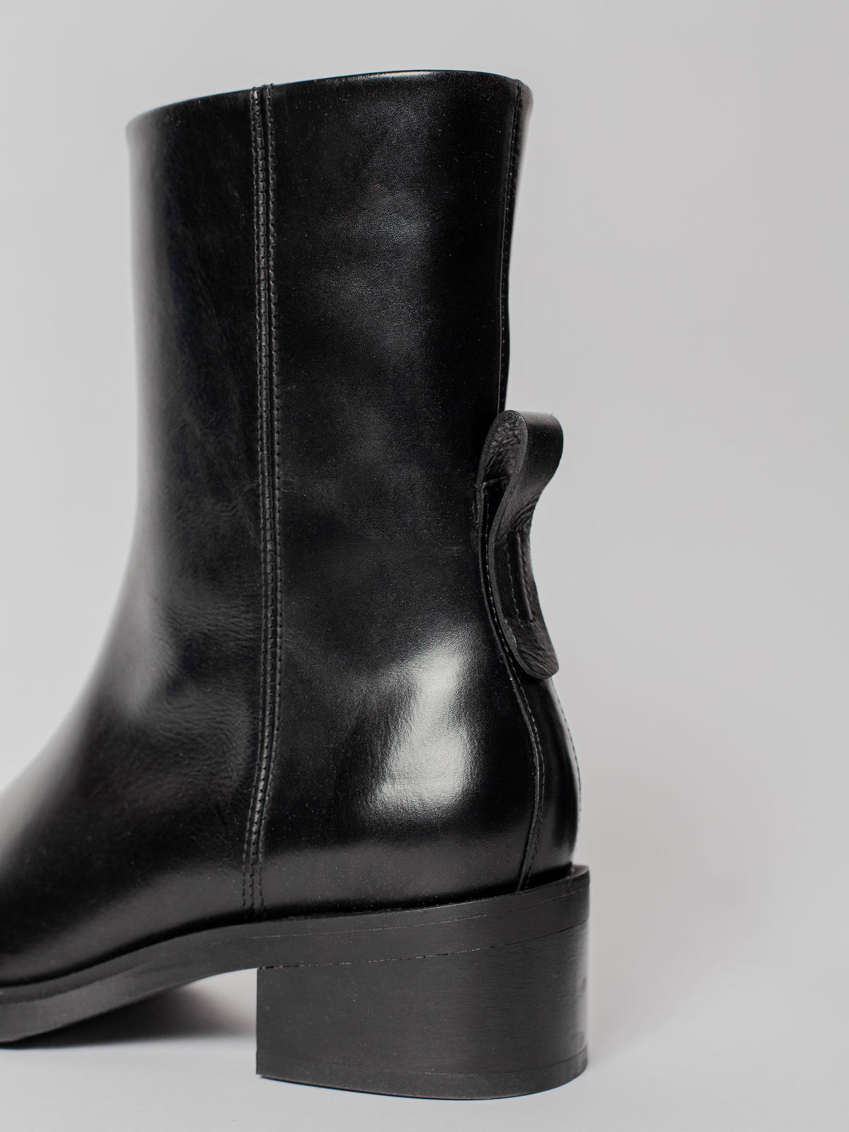 The Hedda, Black