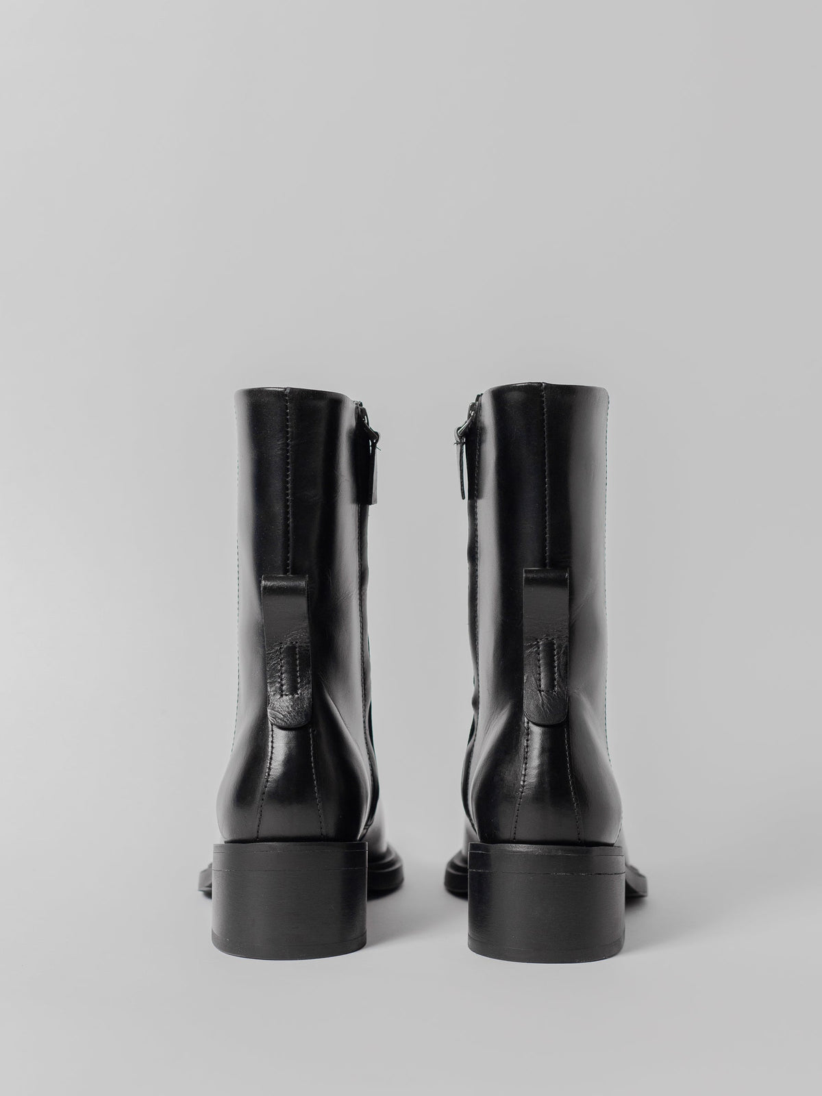 The Hedda, Black