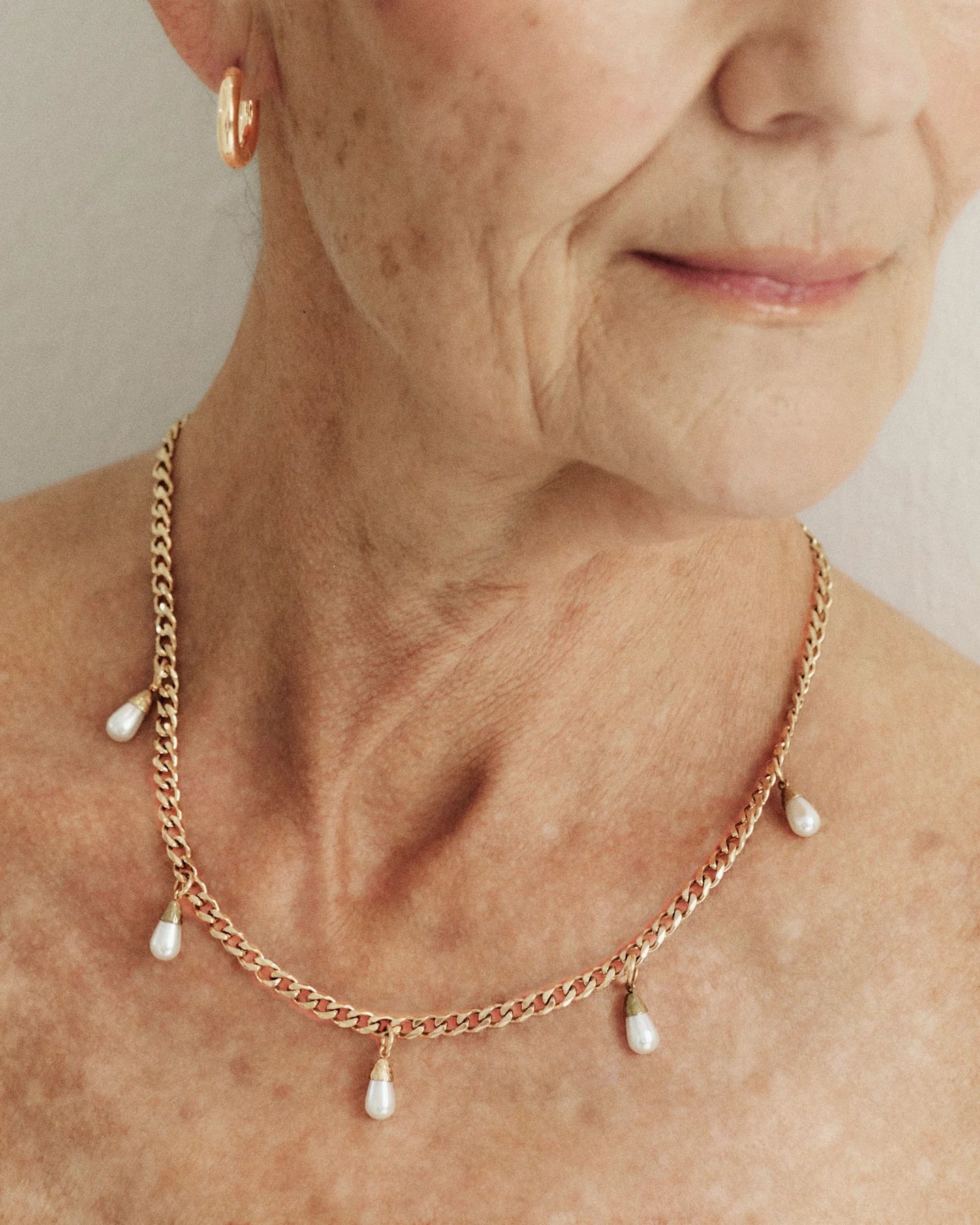 Lucy Halsband, Guld