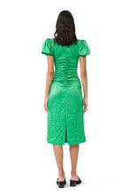 Ladda upp bild till gallerivisning, Grön Midiklänning I Rynkad Satin, Bright Green
