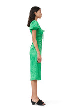 Ladda upp bild till gallerivisning, Grön Midiklänning I Rynkad Satin, Bright Green
