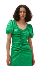 Ladda upp bild till gallerivisning, Grön Midiklänning I Rynkad Satin, Bright Green

