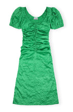Ladda upp bild till gallerivisning, Grön midiklänning i rynkad satin, Såininorden

